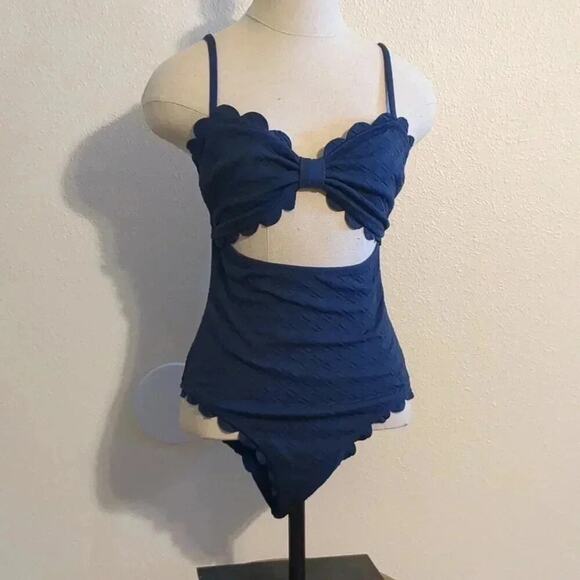 Cupshe scallop edge one piece with cutout size Medium - Picture 1 of 5